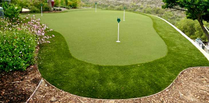 Residential golf green installed by SYNLawn Los Angeles